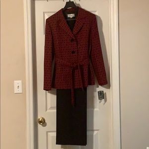 Le Suit 3-Button Women’s Pant Suit